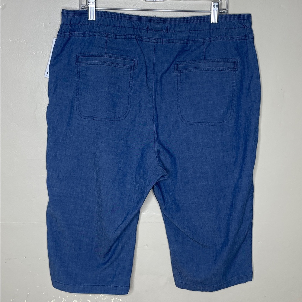 LEE Women’s Relaxed Fit SHIMMER Mid Rise Flex FLEX-To-Go Chambray Capri Pants 16 - Picture 2 of 13